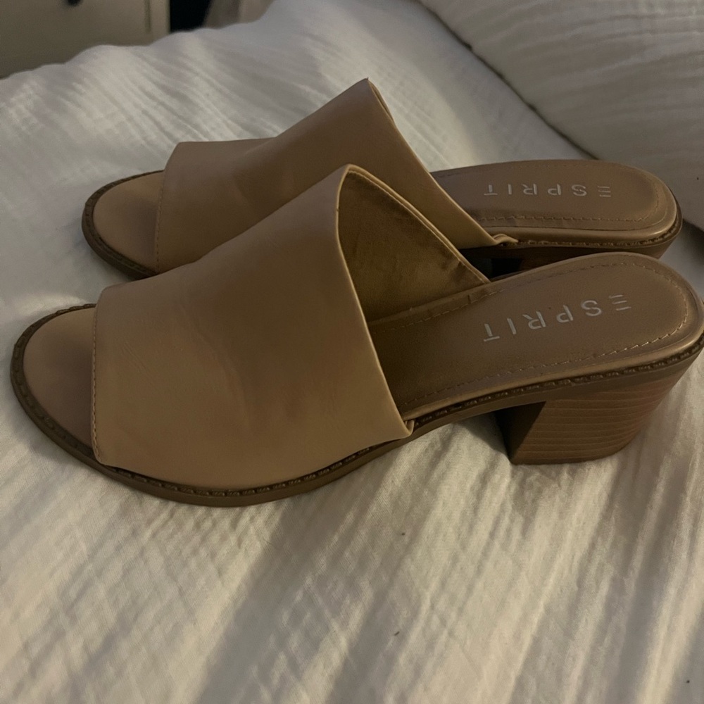 Low Heels - Picture 4 of 4